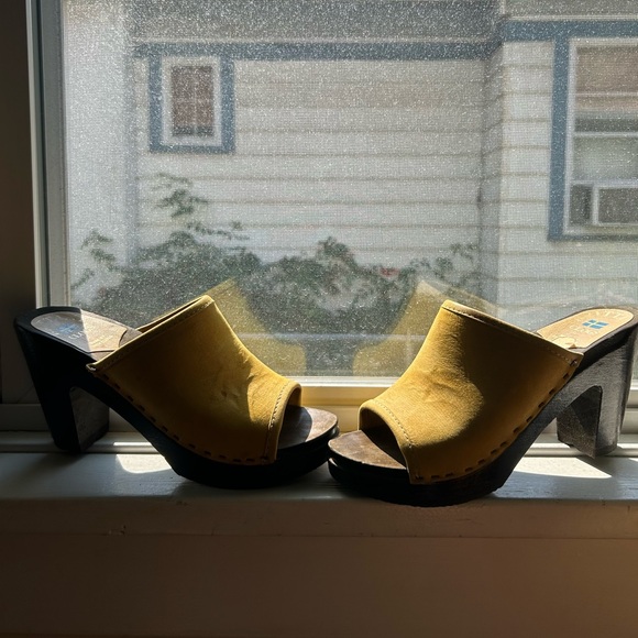 Sven’s Swedish Clogs Yellow - Picture 2 of 4